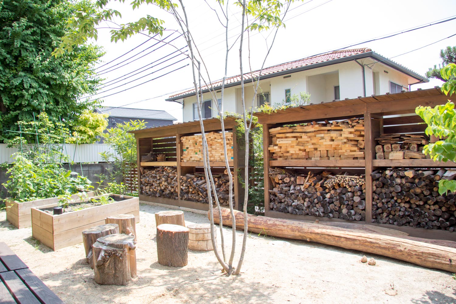 薪置き場と遮蔽のための庭小屋