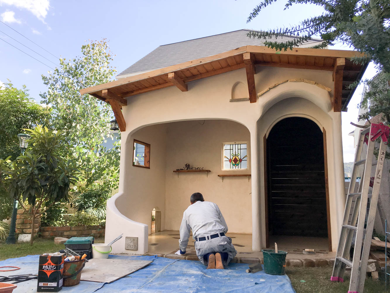 イタリア製漆喰塗りの庭小屋（施工中の様子）