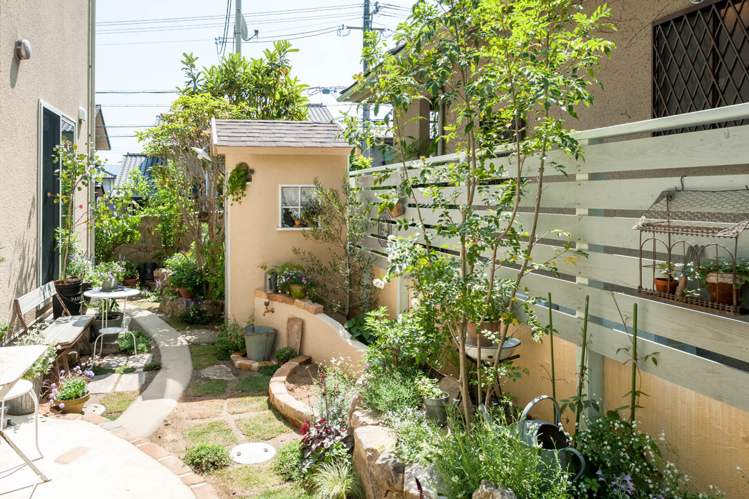 玄関、ポスト、アプローチ、駐車場、遮蔽（目隠し）、ウッドデッキ