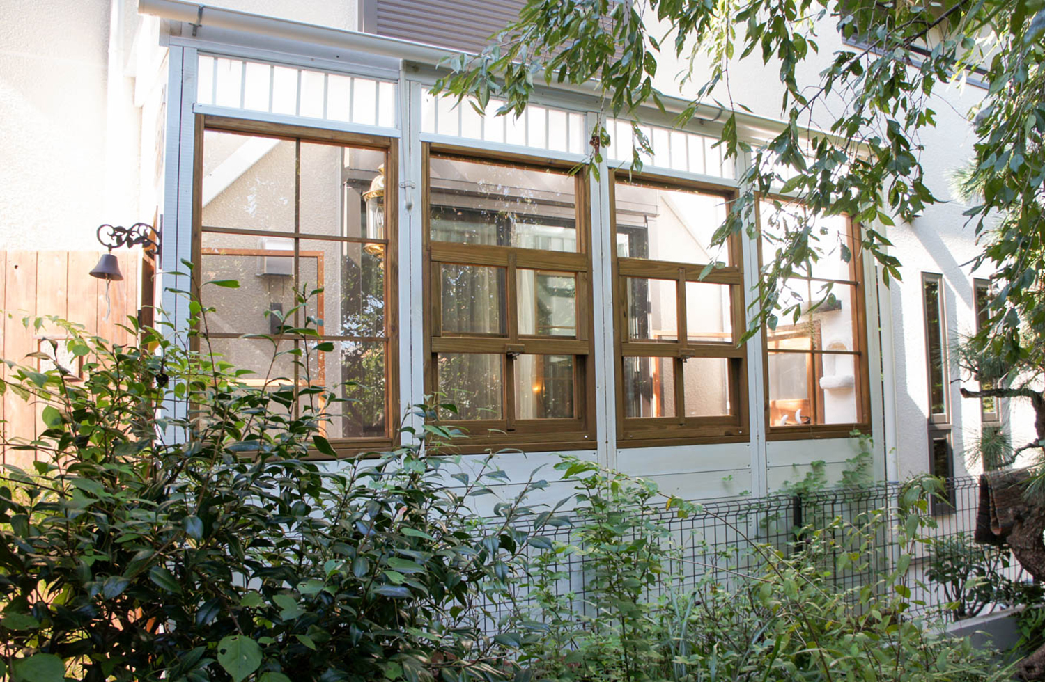 玄関、ポスト、アプローチ、駐車場、遮蔽（目隠し）、ウッドデッキ