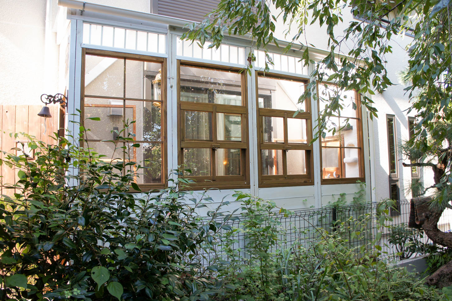 玄関、ポスト、アプローチ、駐車場、遮蔽（目隠し）、ウッドデッキ