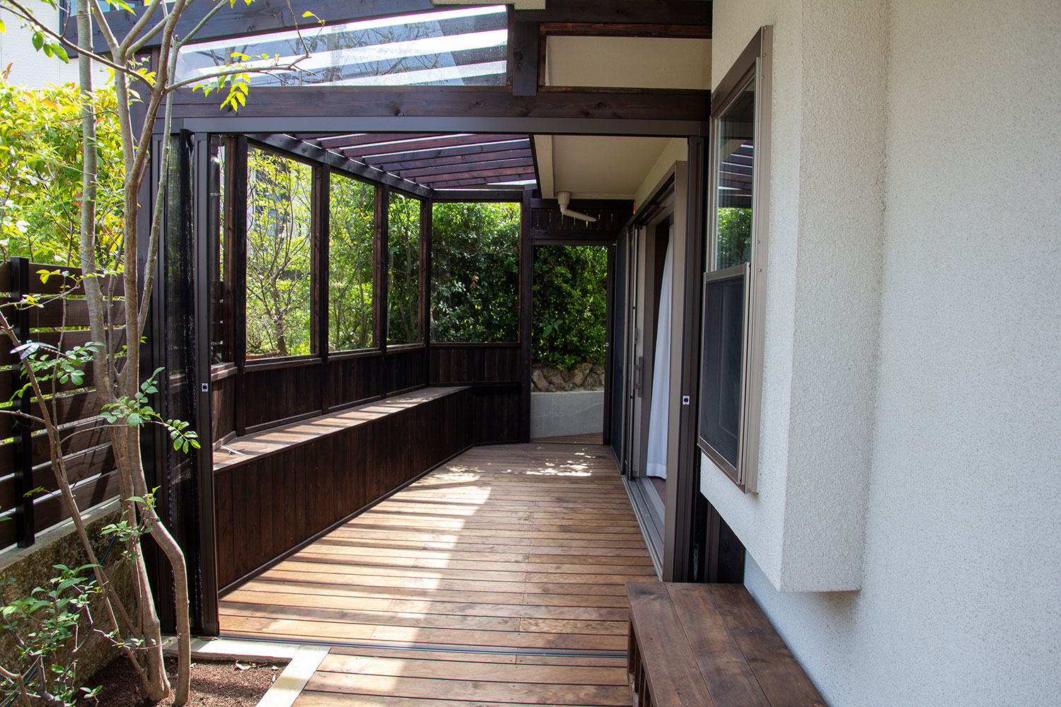 玄関、ポスト、アプローチ、駐車場、遮蔽（目隠し）、ウッドデッキ