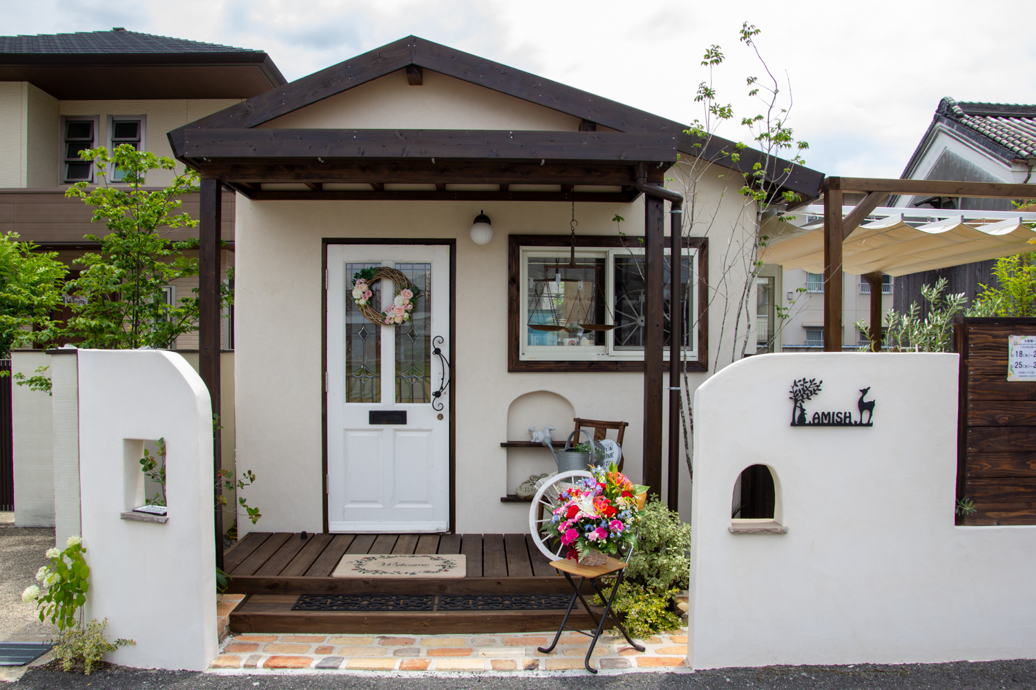 玄関、ポスト、アプローチ、駐車場、遮蔽（目隠し）、ウッドデッキ