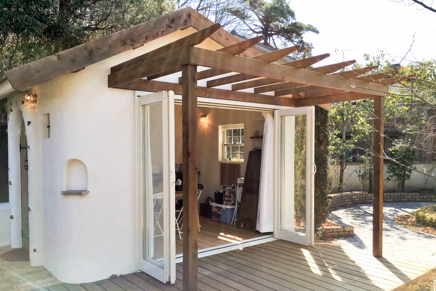 玄関、ポスト、アプローチ、駐車場、遮蔽（目隠し）、ウッドデッキ