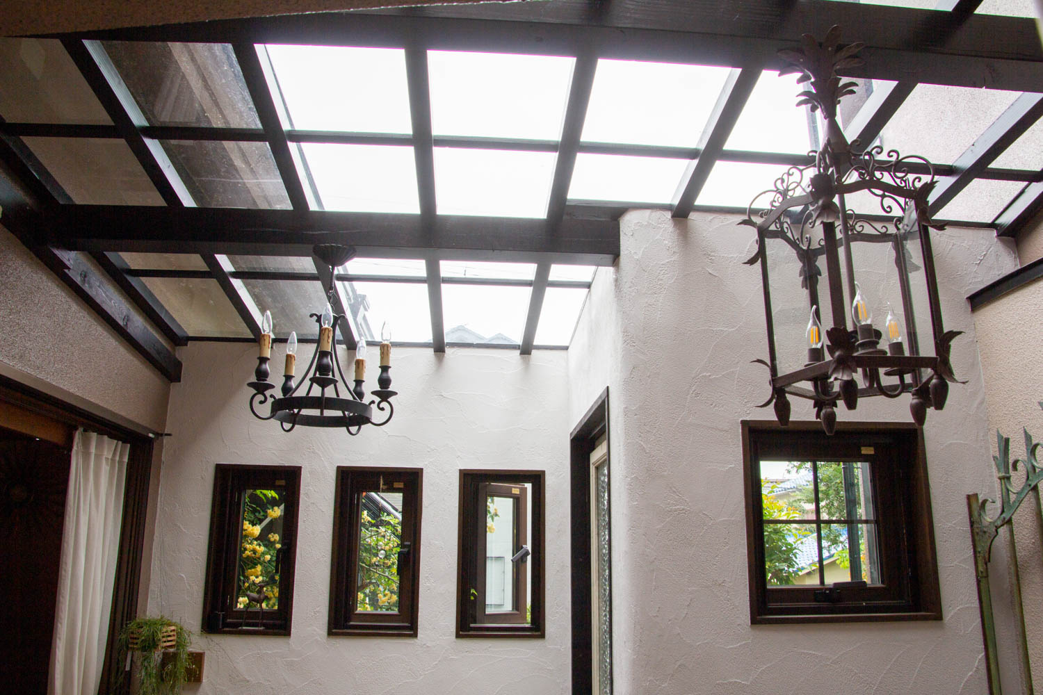 玄関、ポスト、アプローチ、駐車場、遮蔽（目隠し）、ウッドデッキ