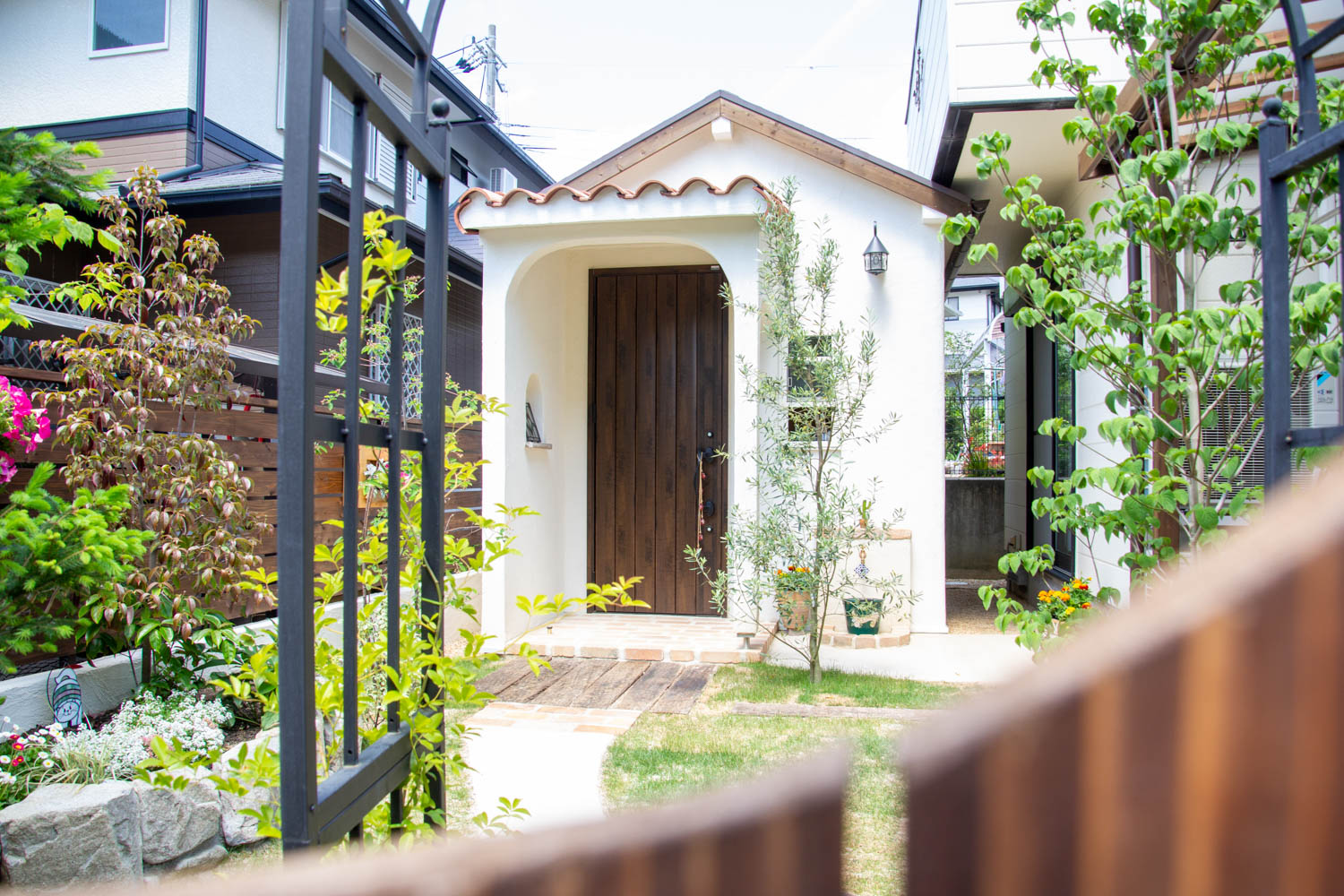 玄関、ポスト、アプローチ、駐車場、遮蔽（目隠し）、ウッドデッキ