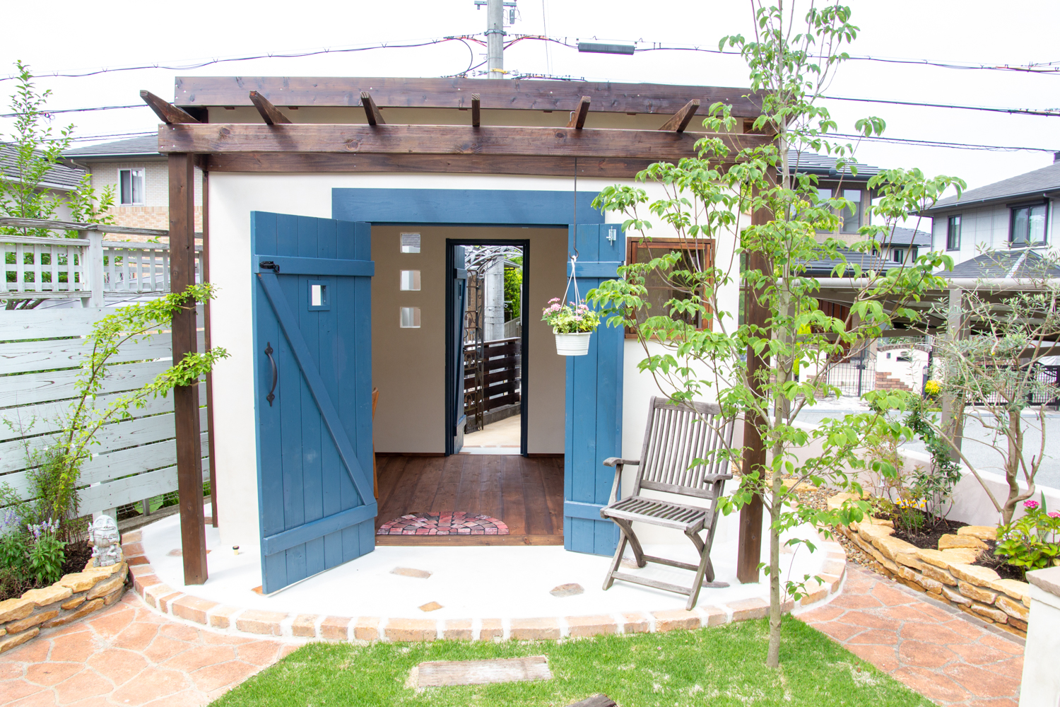 玄関、ポスト、アプローチ、駐車場、遮蔽（目隠し）、ウッドデッキ