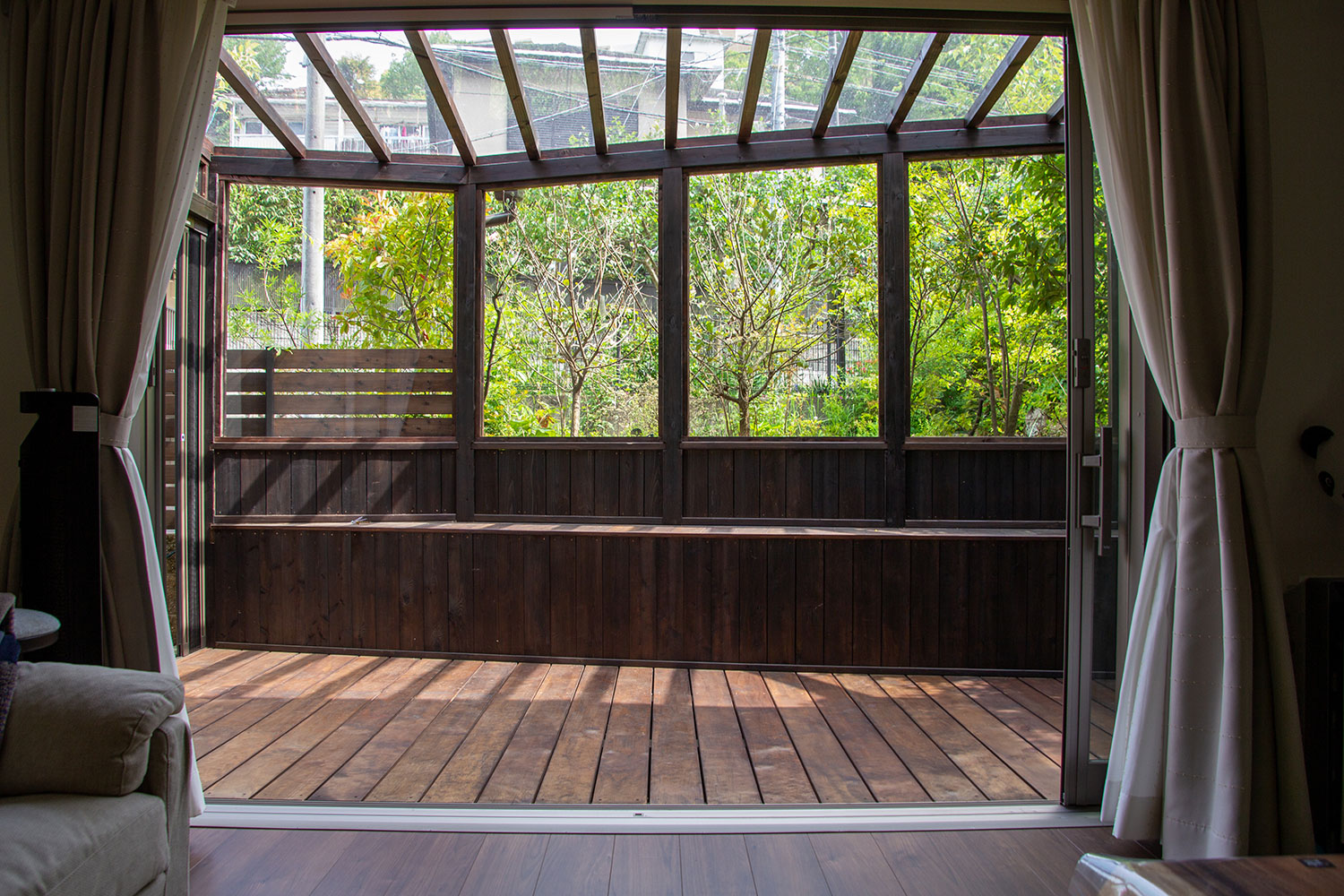 玄関、ポスト、アプローチ、駐車場、遮蔽（目隠し）、ウッドデッキ