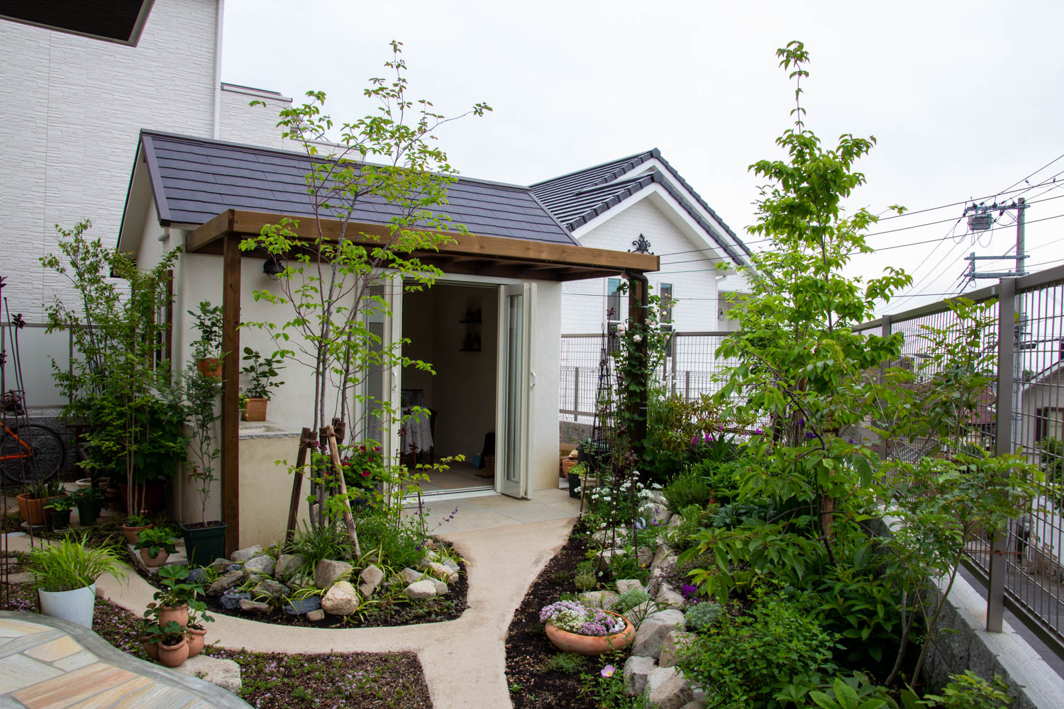 玄関、ポスト、アプローチ、駐車場、遮蔽（目隠し）、ウッドデッキ