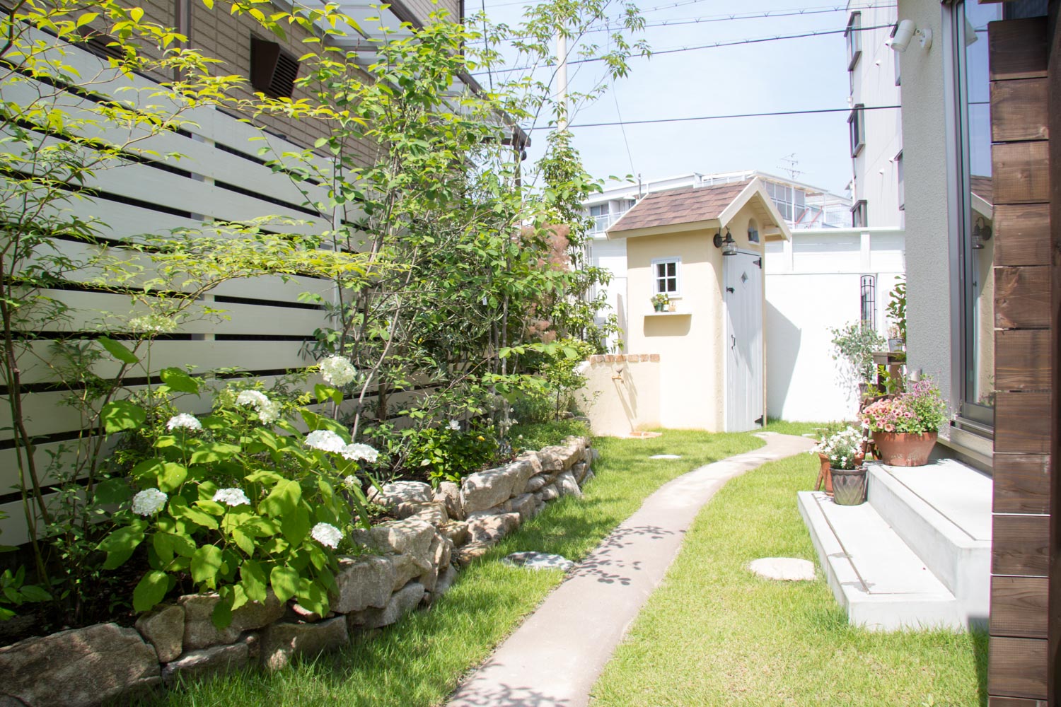 奥行きのある長い敷地を園路で使いやすく管理しやすい庭に変えたリフォーム