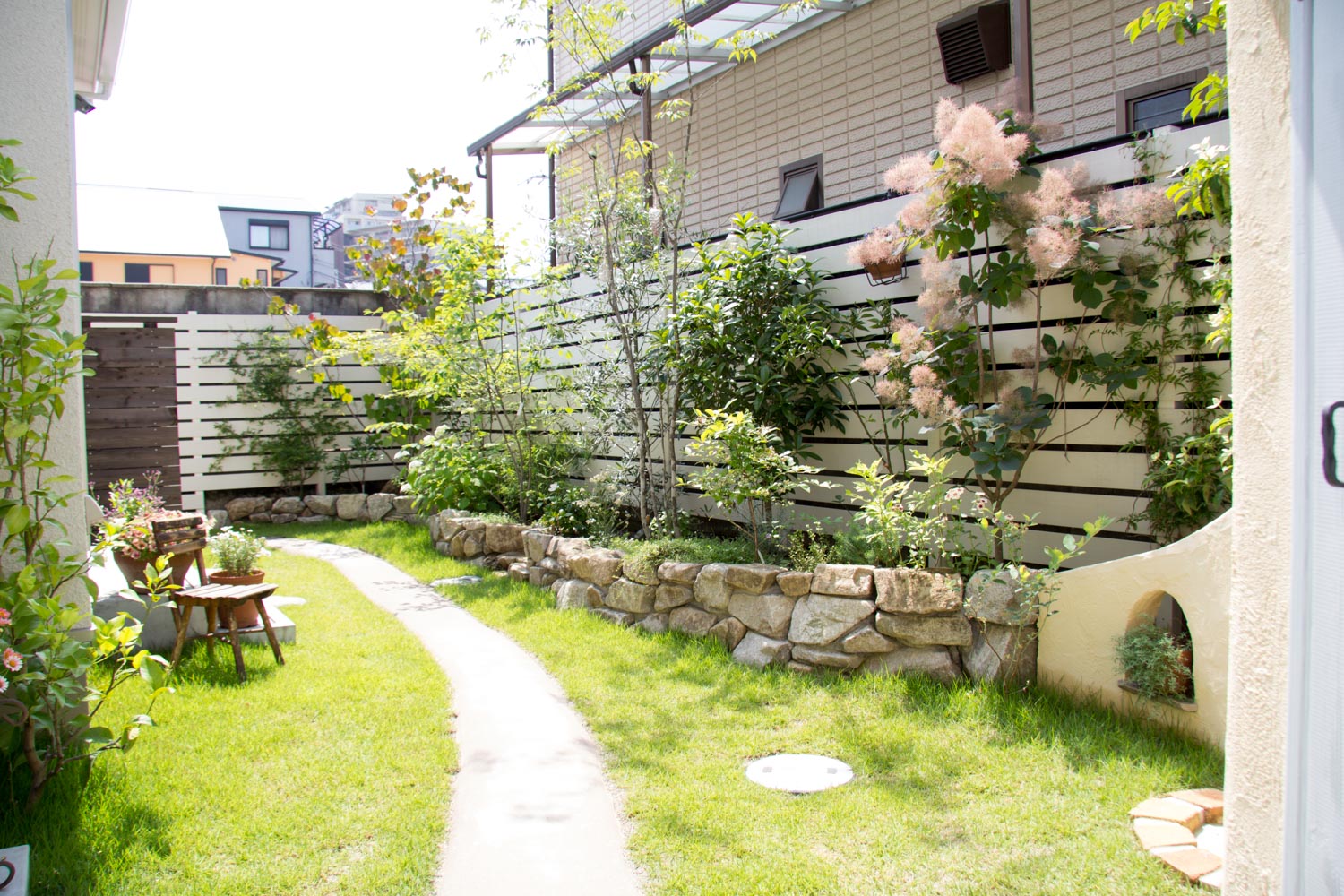 奥行きのある長い敷地を園路で使いやすく管理しやすい庭に変えたリフォーム