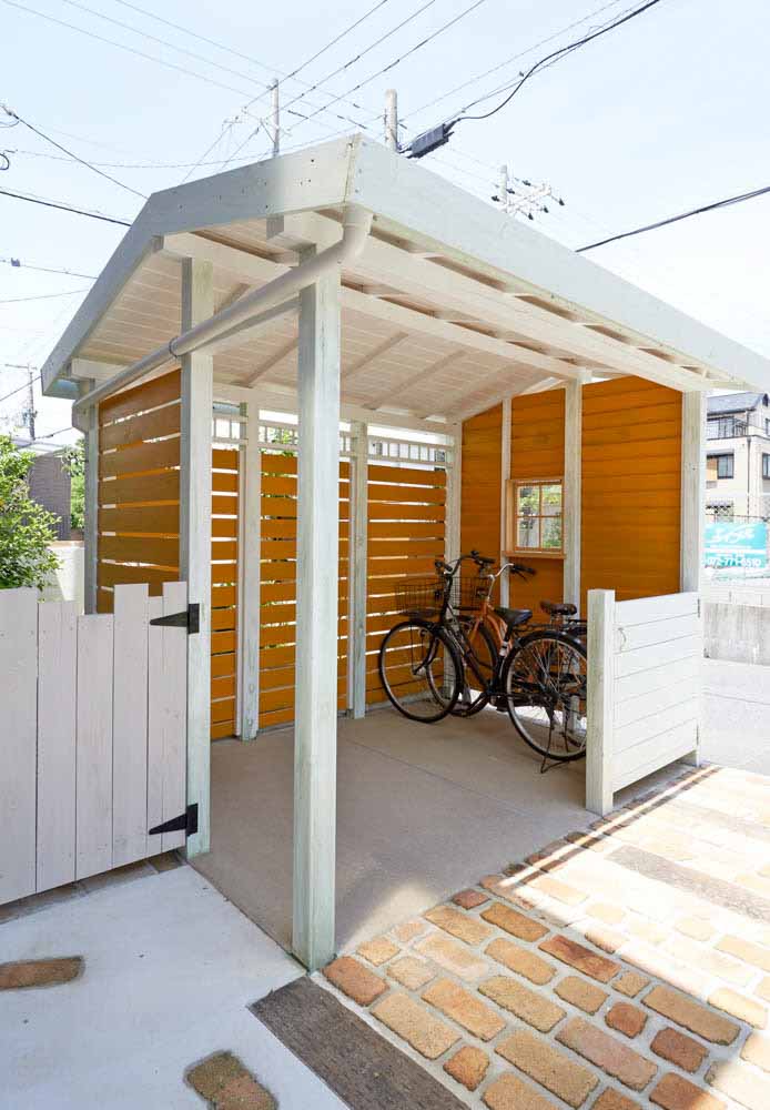 木製自転車置き場として利用する庭小屋