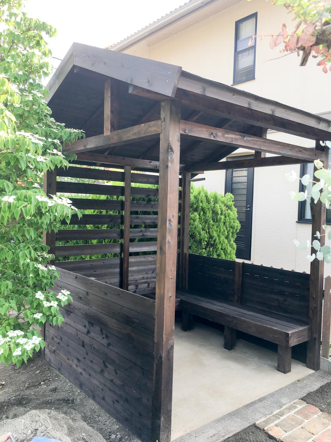 菜園の休憩所兼道具置き場としての庭小屋