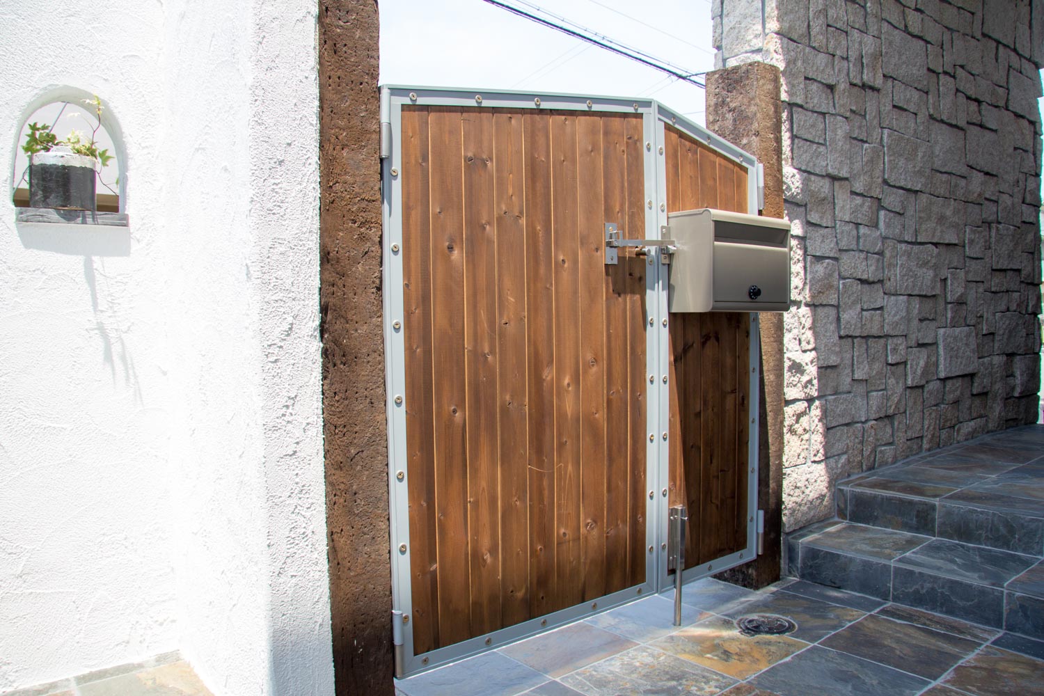 オリジナル門扉とシンプルガーデン