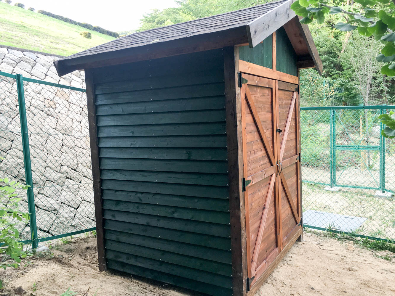 自治会の公園の用具置き場の小屋を施工