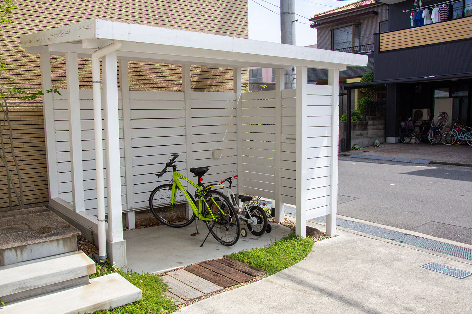 元々の庭の雰囲気と調和させた木製自転車置き場