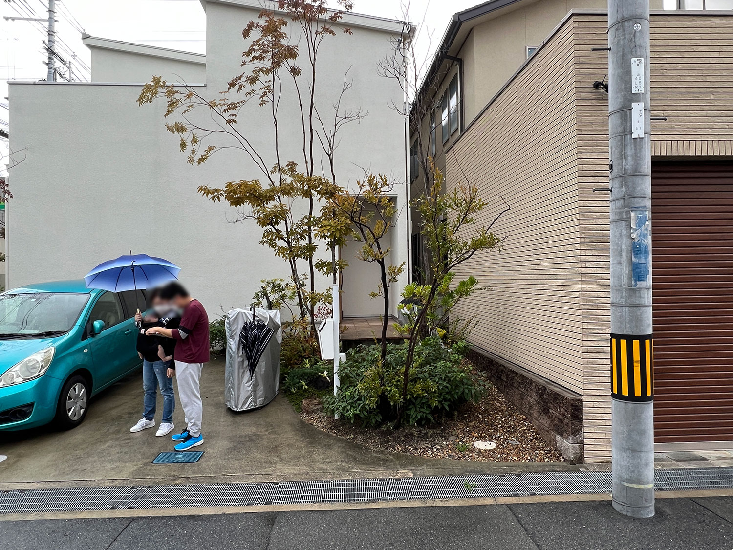 元々の庭の雰囲気と調和させた木製自転車置き場