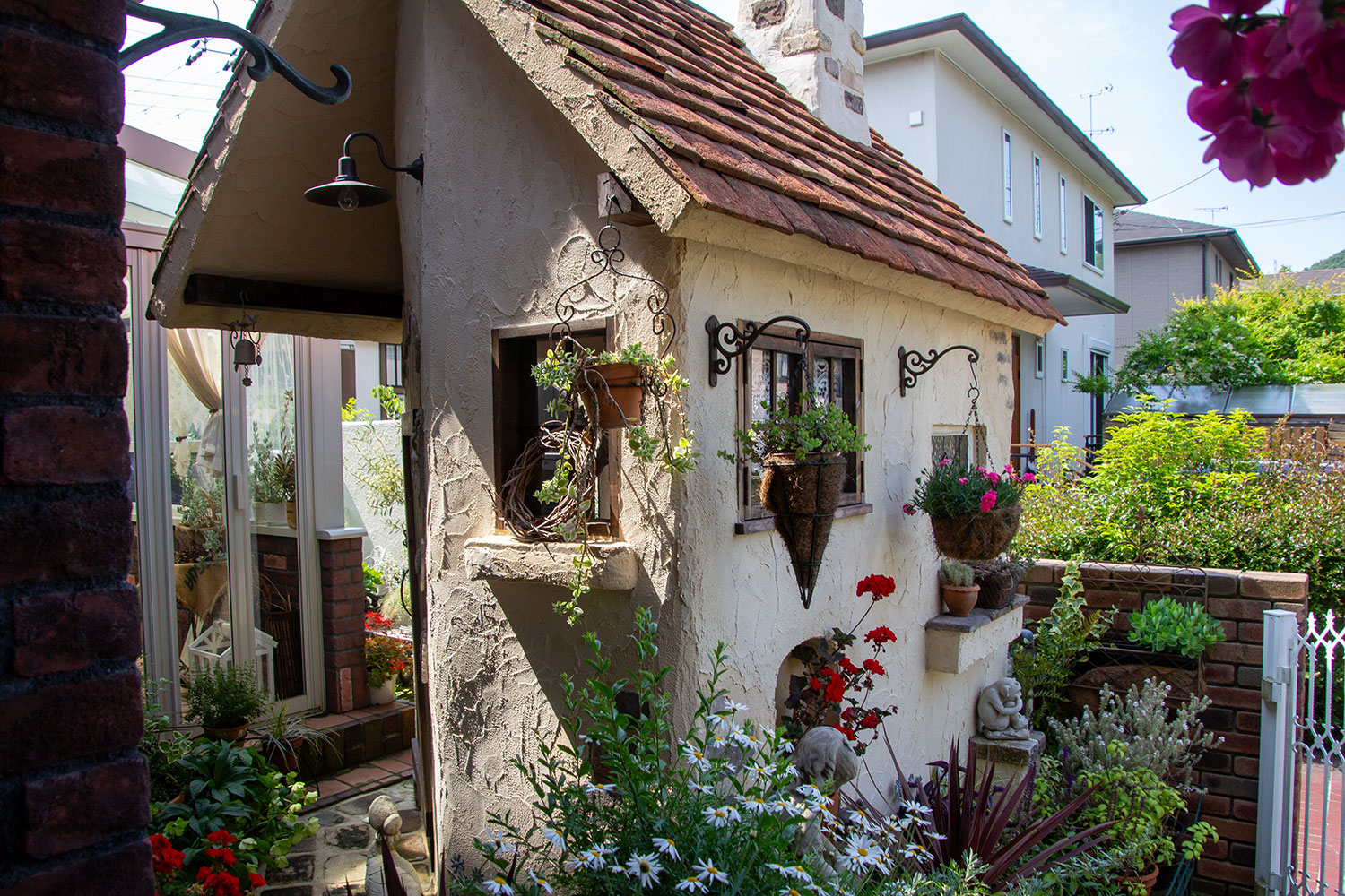 ビンテージの瓦などを使ったこだわりの庭小屋