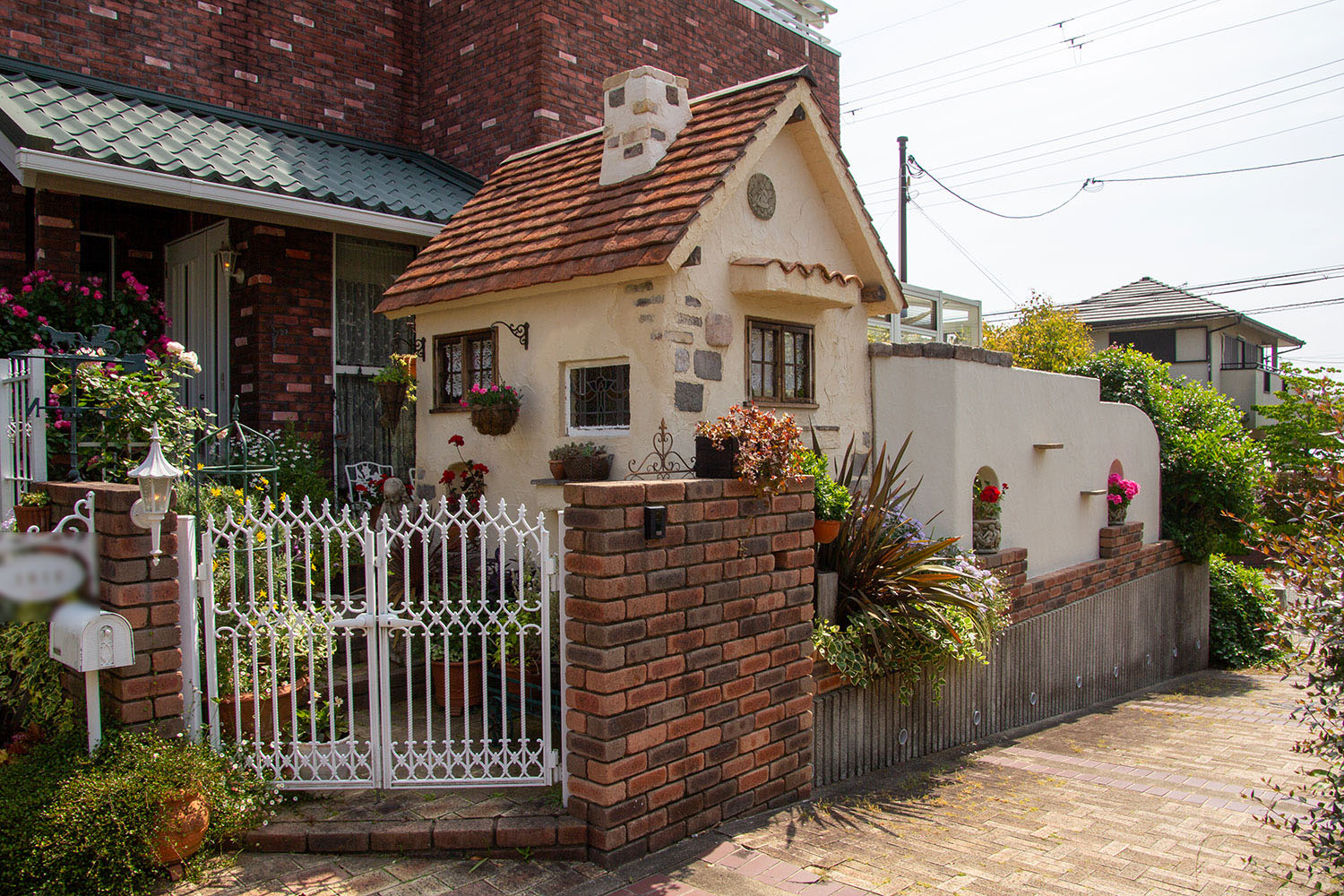 ビンテージの瓦などを使ったこだわりの庭小屋