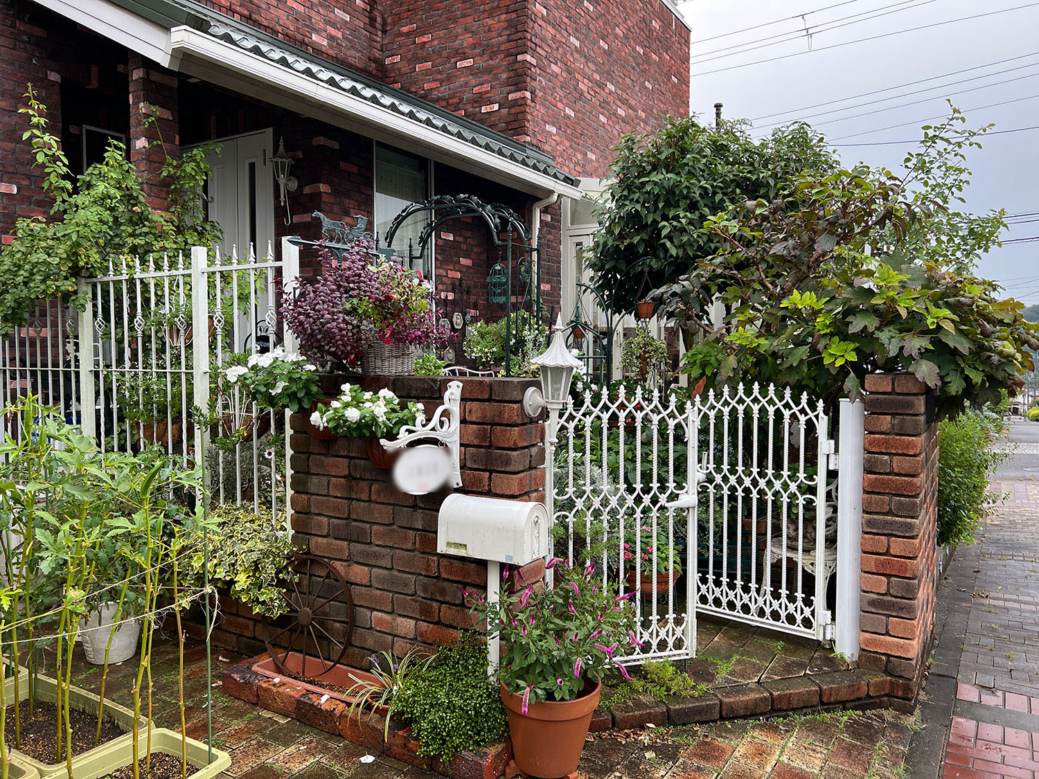 ビンテージの瓦などを使ったこだわりの庭小屋